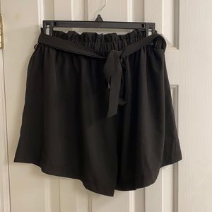 High wasted black shorts with bow